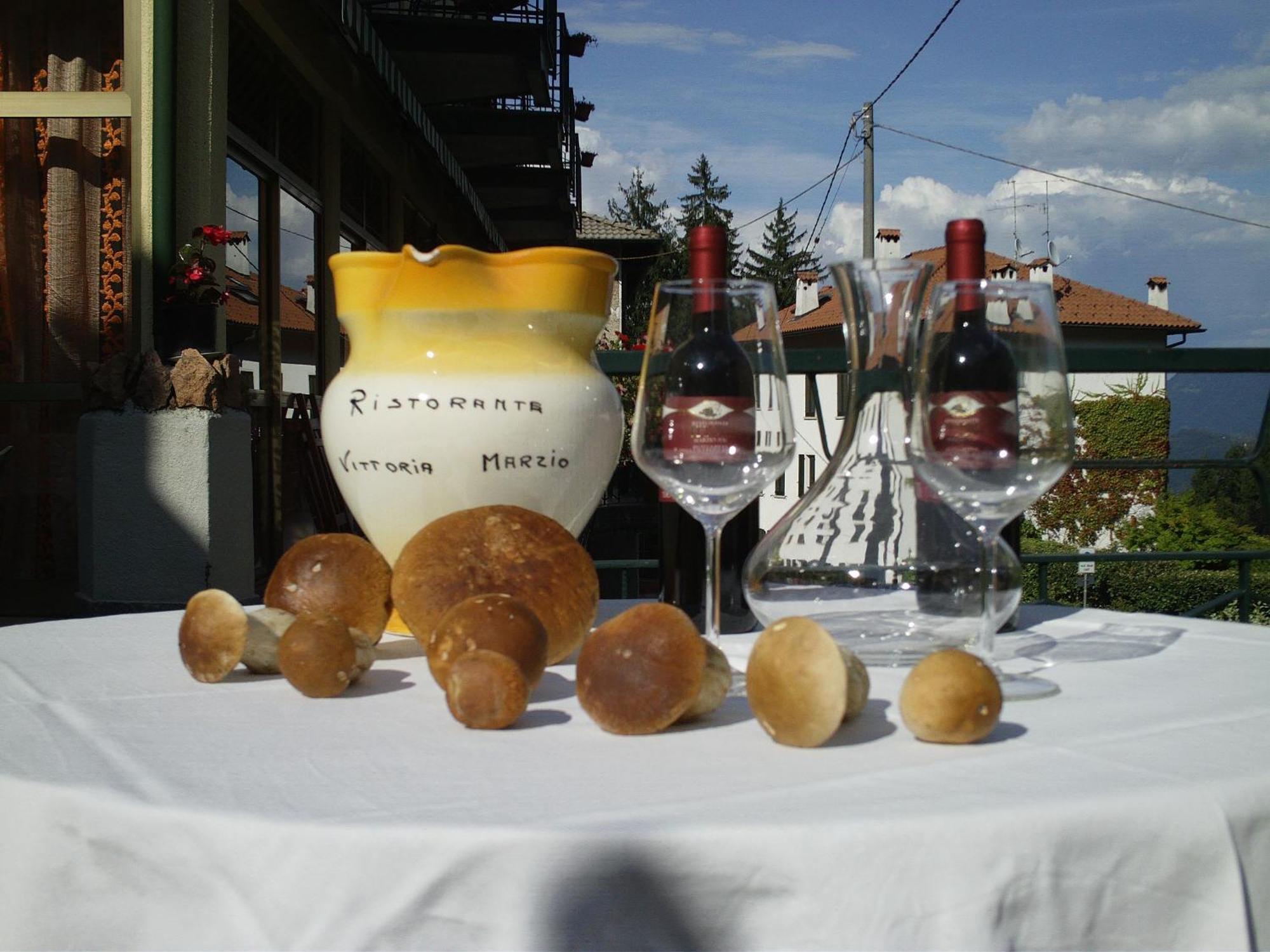Budget Hotel Vittoria & Ristorante Marzio Bagian luar foto
